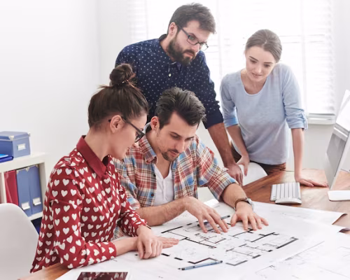 toma-ideas-companeros-trabajo-oficina_329181-9625